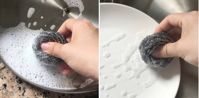 Ménage nettoyant les mains protectrices de récurage de boule d'acier inoxydable d'être blessé