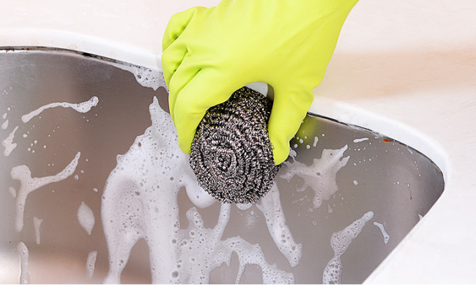 Ménage nettoyant les mains protectrices de récurage de boule d'acier inoxydable d'être blessé