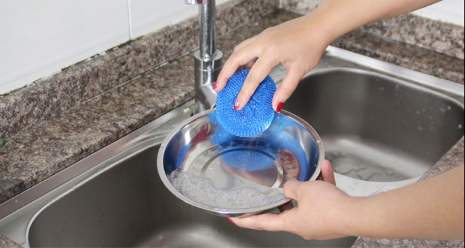 Boule de récurage en plastique de structure hélicoïdale utilisée pour laver des plats et des cuvettes